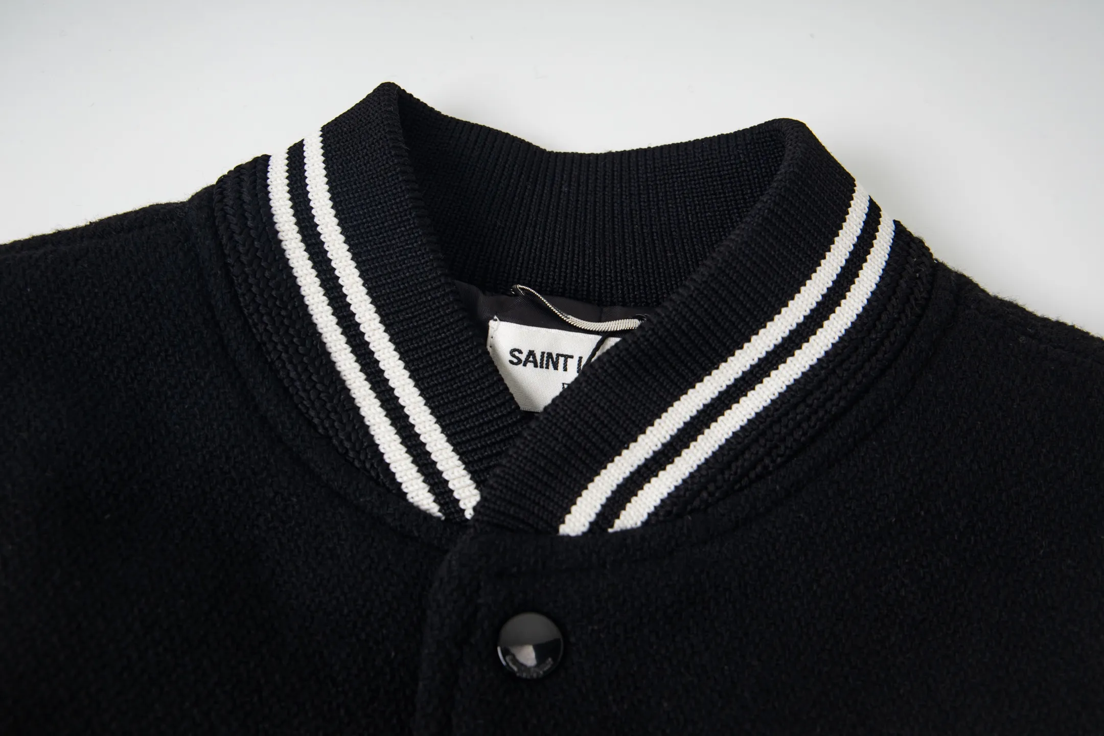 P480 high version in stock, all sizes Saint Laurent Paris slp classic leather patchwork black and white baseball collar jacket, original version 1:1 to develop the highest version on the Internet. It took 2 months to customize pure wool fabric and jacquard ribbing (ordinary machines cannot achieve this jacquard effect), the version is super handsome, and the patchwork position is very particular about parking technology. Whether the whole dress is good or not depends on the position 46-48-50-52